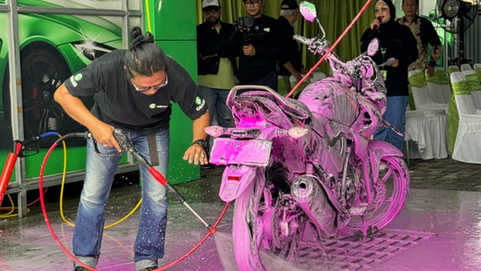 Cuci Mobil & Motor Ozi Gendut: Sentuhan Bersih untuk Jalan Cilacap yang Penuh Debu
